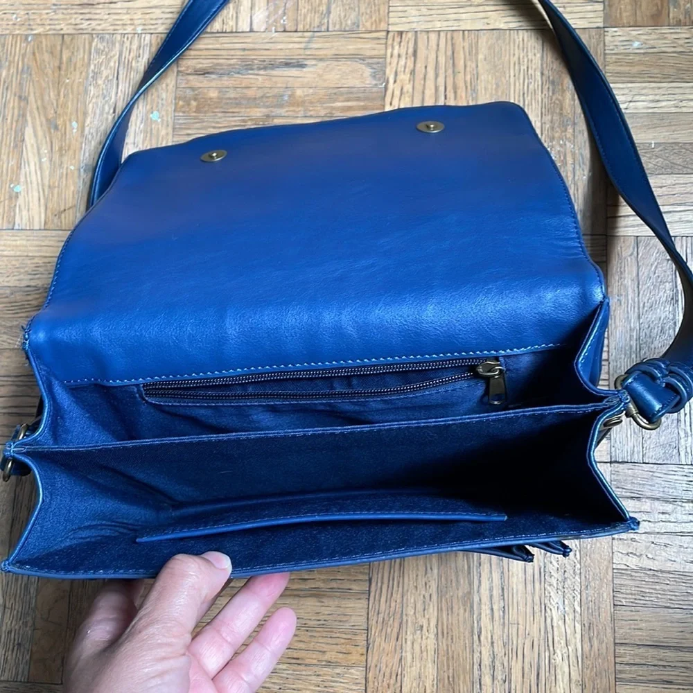 Classic Academia Minimalist Navy Capsule Scandi Messenger Bag
